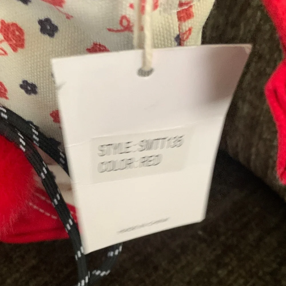 π- EXCLUSIVE! Aeropostale Red and Cream Queen Of Hearts Mini Tote - Picture 3 of 15